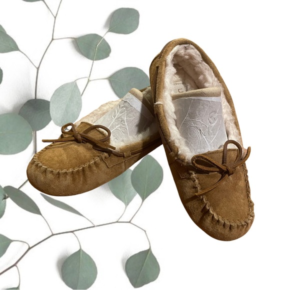 UGG Shoes - UGG women’s Dakota mocassin slippers - size 9